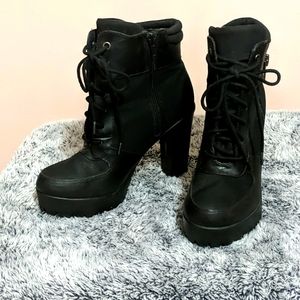 Combat Style Black Zippered, Heeled Bootie - ExUC